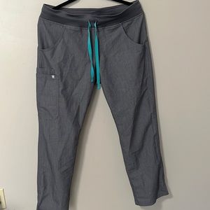 Straight leg - slit at the bottom FIGS